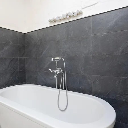 Bnbnova - Historic Penthouse דירה *