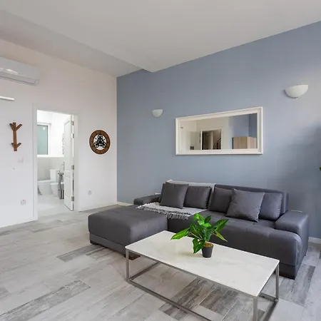 דירה Bnbnova - Historic Penthouse *