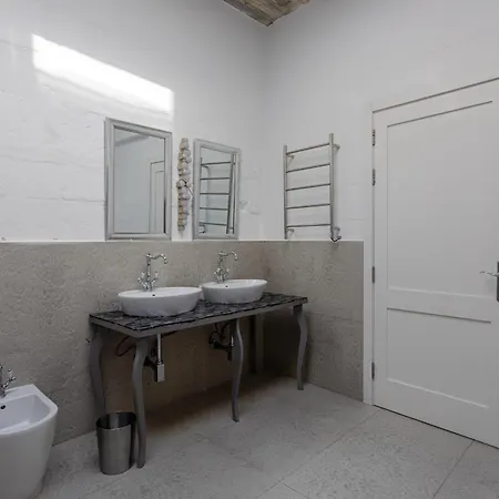 Bnbnova - Historic Penthouse דירה