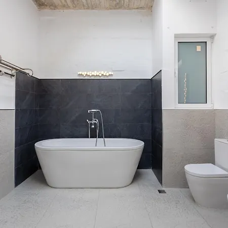 Bnbnova - Historic Penthouse דירה *