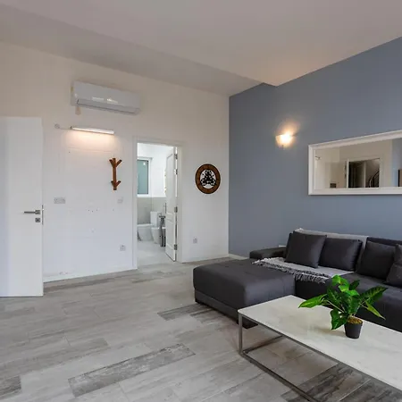 Bnbnova - Historic Penthouse דירה *