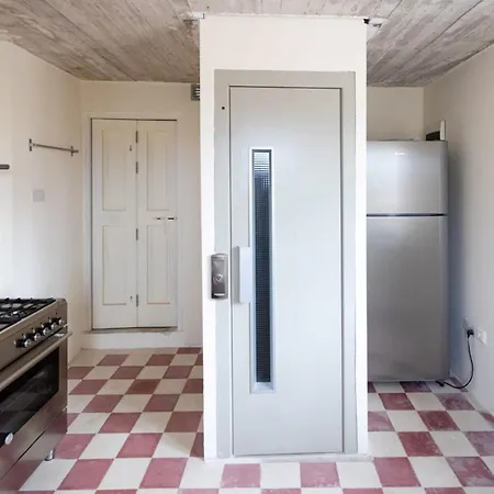 דירה Bnbnova - Historic Penthouse *