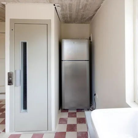 Bnbnova - Historic Penthouse דירה *